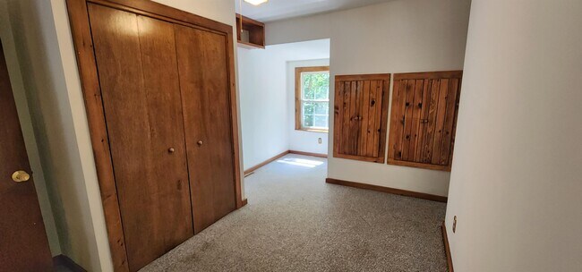 Building Photo - 226 N High Bridge Rd