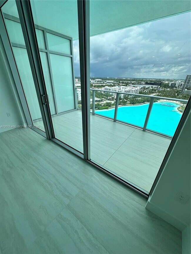 Building Photo - 2411 Laguna Cir