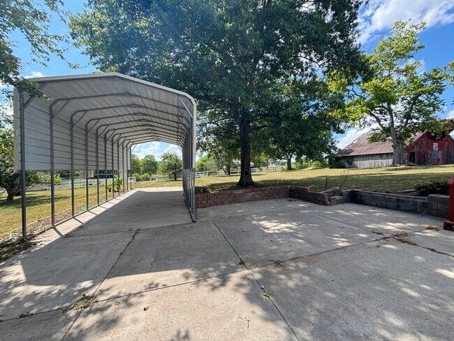 Building Photo - Close to Glenbrook area in Hendersonville!
