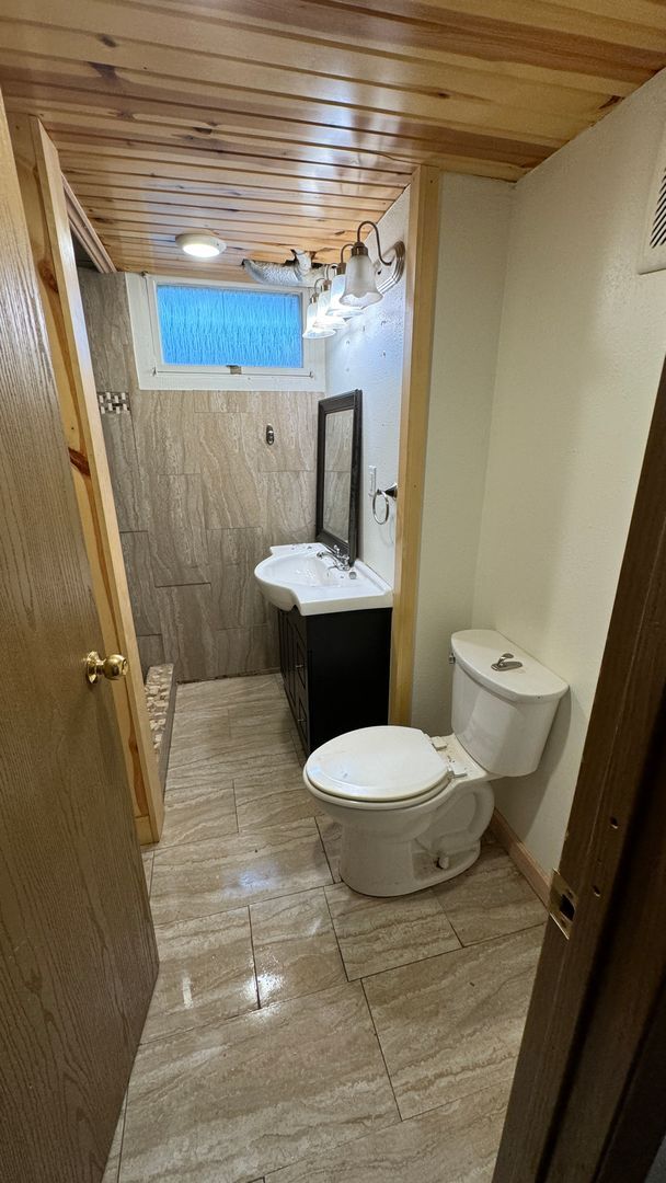 Building Photo - 4 Bed 2 Bath Home - North Fargo