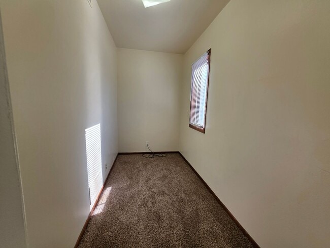 Building Photo - 1952 Roosevelt Ave