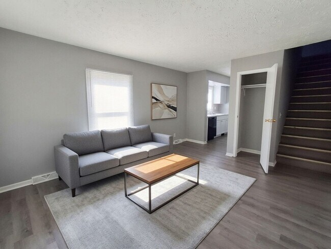 Building Photo - 4 Bed / 2 Full Bath House with Brand-New Kitchen, Attached Garage, and Full Basement - Built 2001