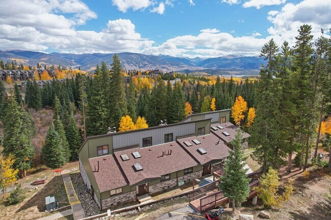 Building Photo - Serenity and Views with this 3 bedroom/3Bathroom Townhome in Buffalo Ridge