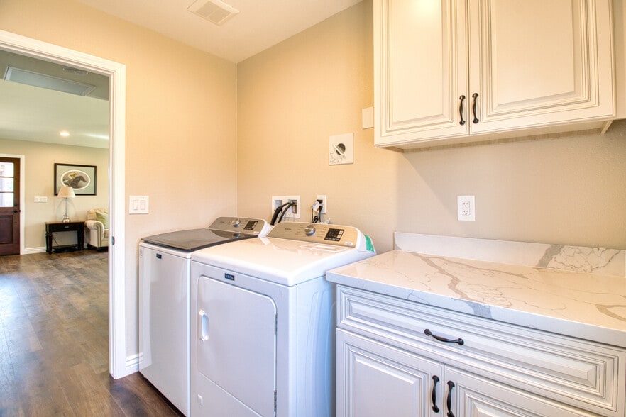 Laundry Room - 15671 Ridgeway Ave