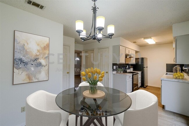 Building Photo - Beautifully Updated