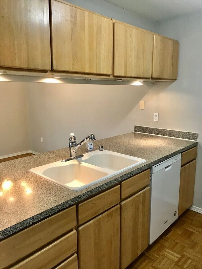 Building Photo - Two Bedroom/Two bath Capitol Hill Condo - ...