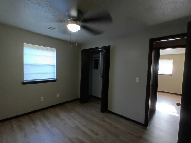 Building Photo - Nice duplex