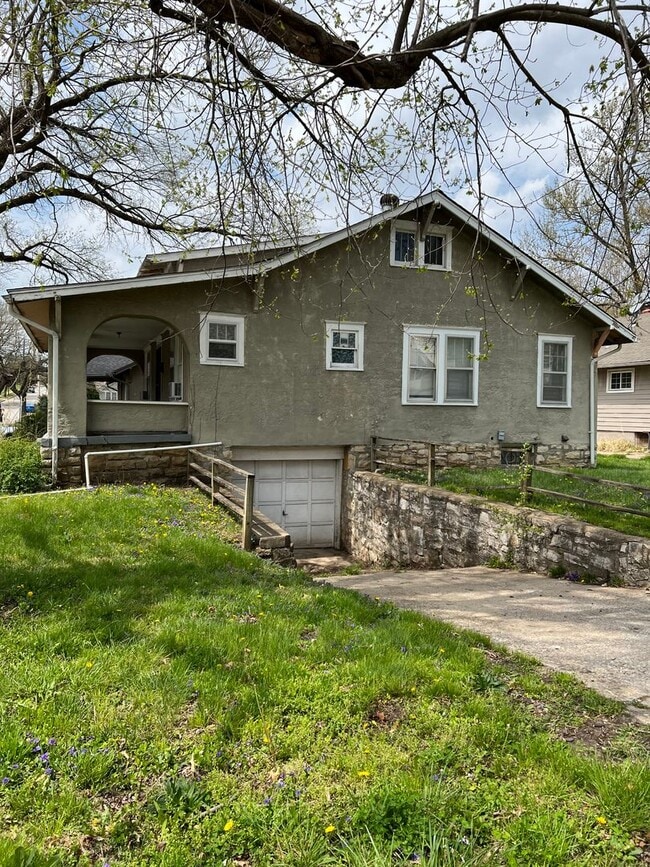 Building Photo - 1316 E 61st St