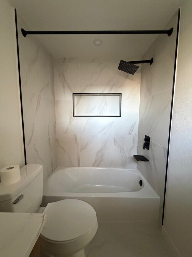 Building Photo - 2618 Pine Village Dr