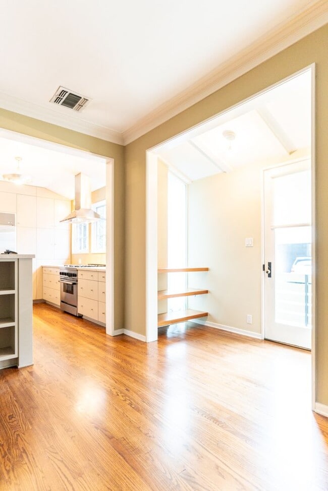 Building Photo - Beachwood Canyon 2b2b Home - Intentional F...