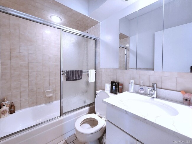 Building Photo - 149-15 Barclay Ave