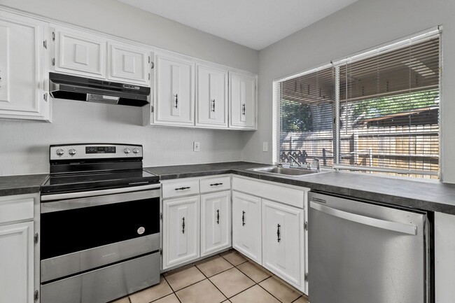 Building Photo - QUAINT AND COZY  3 Bedroom, 2 bathroom Hou...