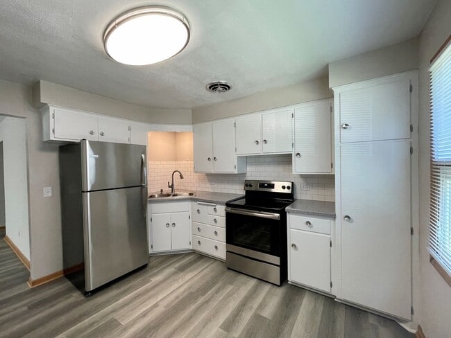 Building Photo - Newley Remodeled 1bed 1bath located near the Vilas neighborhood and hospitals