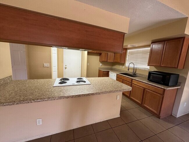 Building Photo - Glendale 3/2 With 2-Car Garage- 1/2 OFF FI...