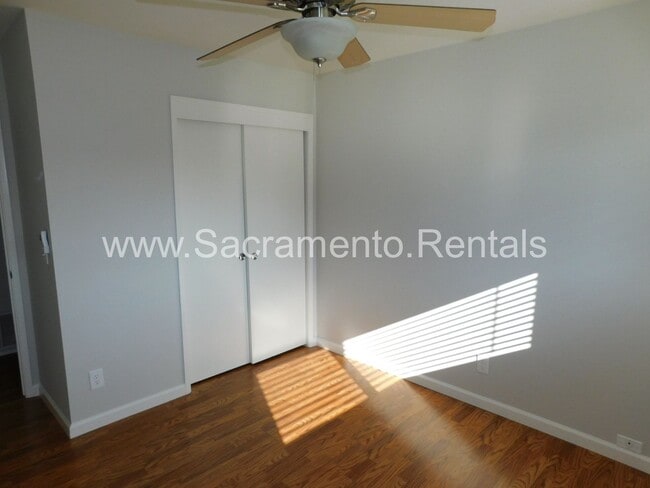 Building Photo - Wonderful Sierra Oaks 3bd/2ba Duplex with 2 Car Garage