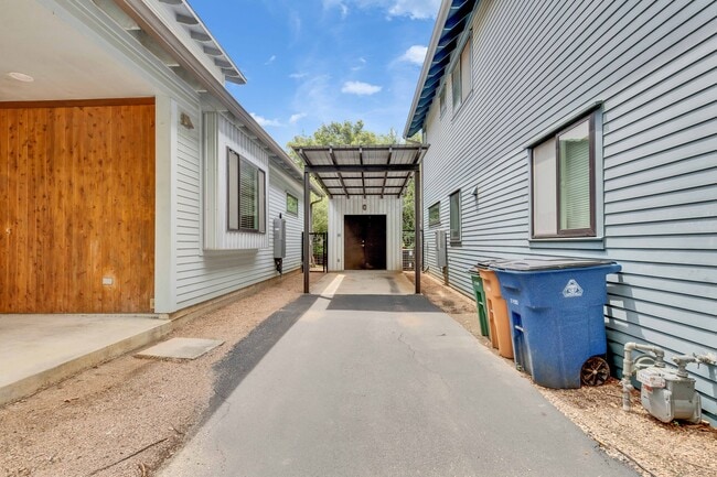 Building Photo - 3505 Villa Ct