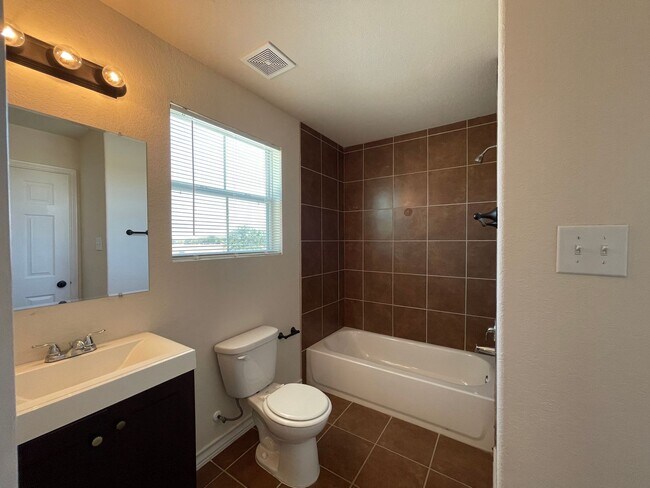 Building Photo - Town home for rent
