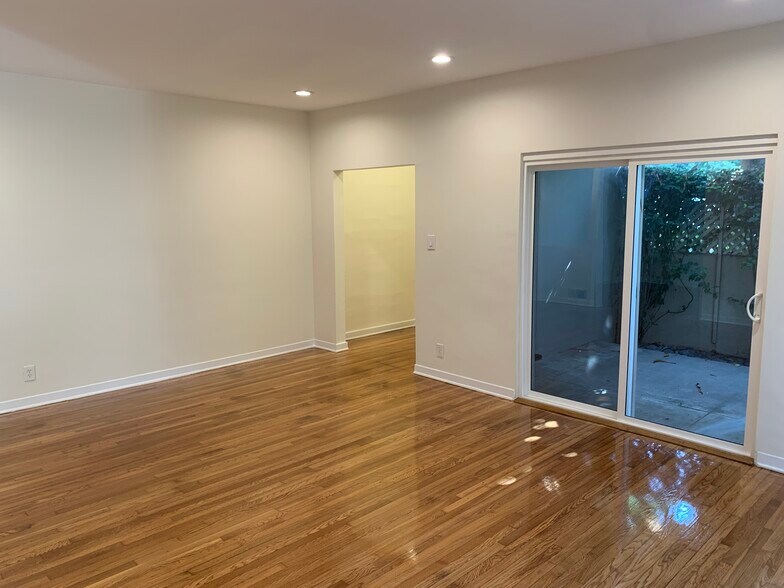 Building Photo - 331 S Reeves Dr