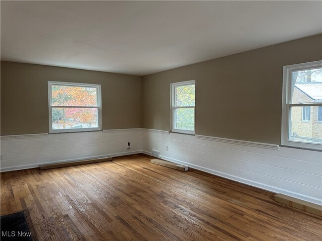 Building Photo - 8896 Spring Valley Dr