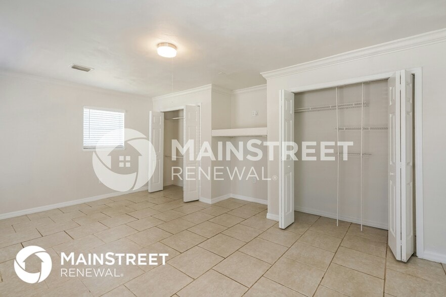Building Photo - 301 Farmbrook Rd