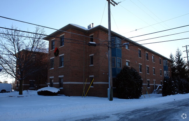 Building Photo - Charlestowne
