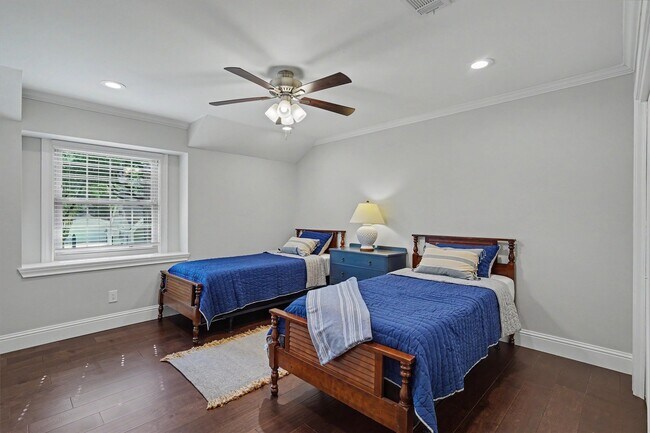 Building Photo - 751 Bison Dr