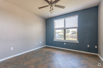 Building Photo - 2 Bedroom, 2.5 Bath Condo Off of East Rive...