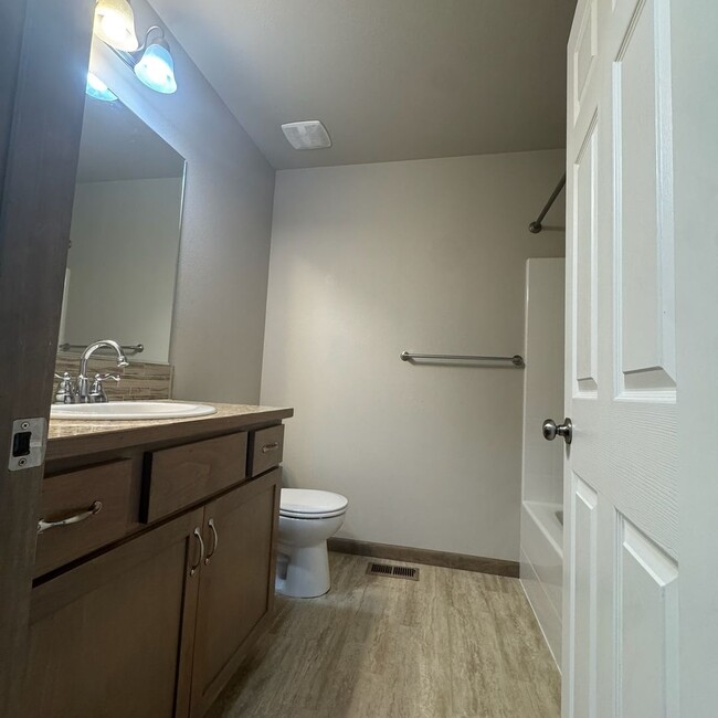 Building Photo - Modern 3 bed 2 bath unit in quiet neighbor...