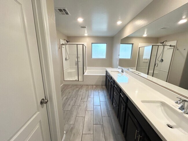 Building Photo - 3/BD 2.5/BA Bright & Stylish Mountain’s Ed...