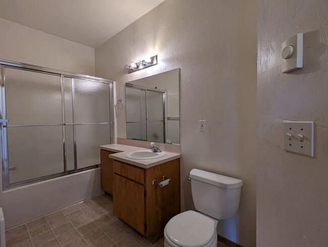 Building Photo - IveJ02