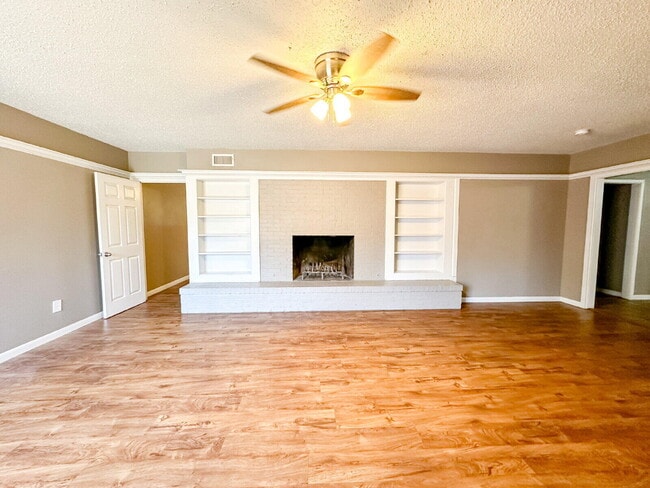 Building Photo - 2301 32nd St