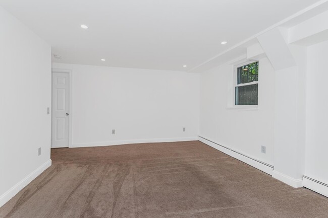 Building Photo - 2 Bryn Mawr Pl