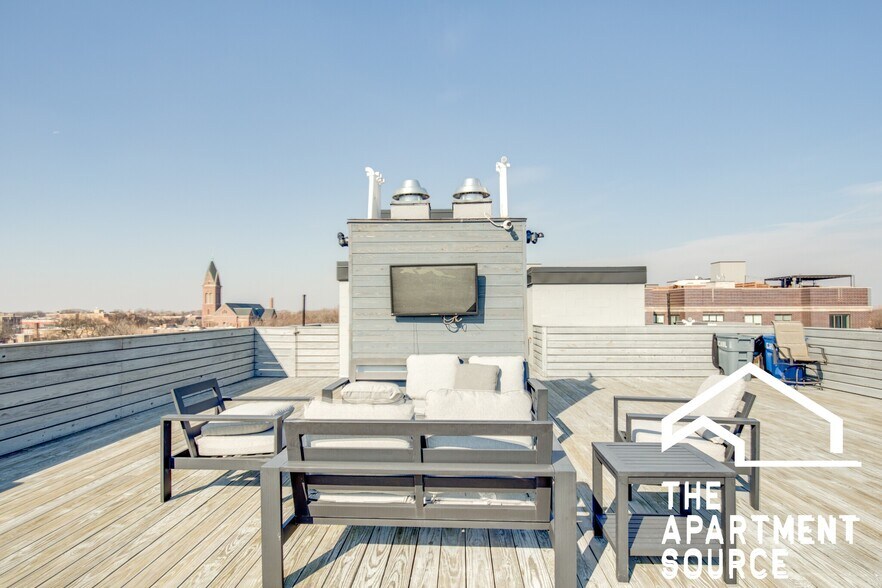 Building Photo - 2247 W Lawrence Ave