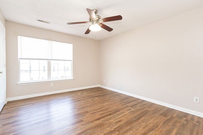Building Photo - 464 Guyler St