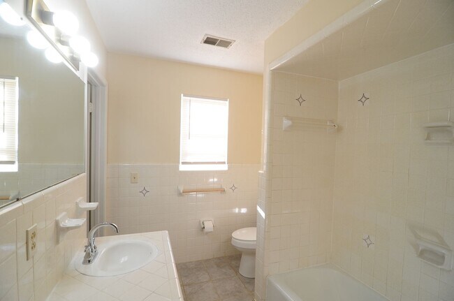 Building Photo - Upper Floor Condo, Great Area