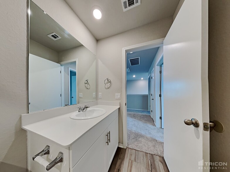 Building Photo - 5232 Saddle Clb Dr