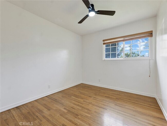 Building Photo - 10918 Reseda Blvd