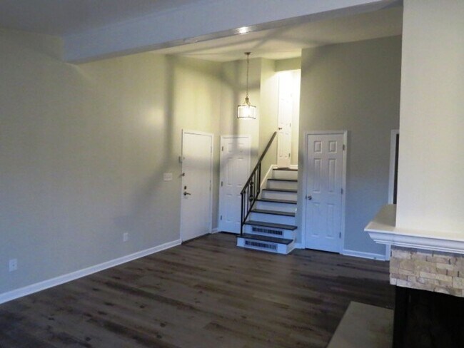 Building Photo - Must See Condo in the Heart of Vestavia Hi...