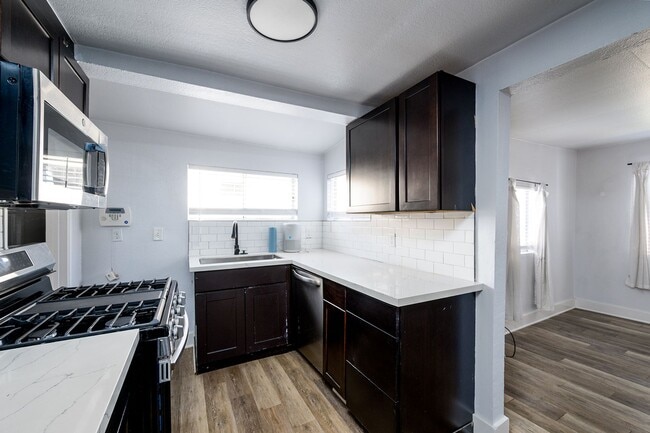 Building Photo - Awesome 2 Bed 1 Bath Remodeled House with Gated Front Yard