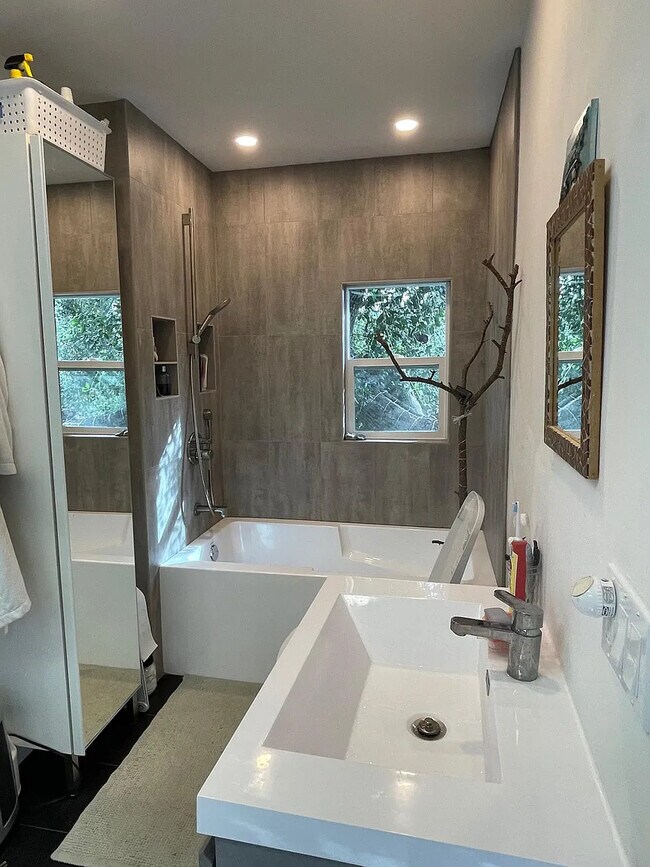 Deep tub and bidet toilet - 20938 Shady Ln