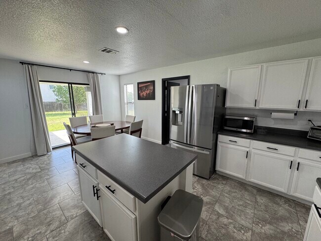 Building Photo - 191 Mistletoe Ln