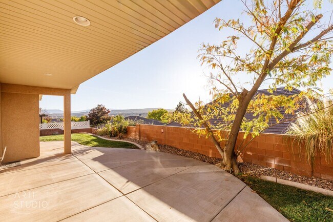 Building Photo - Shadow Mountain 3-Bedroom, 2-Bathroom Home...