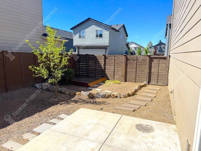 Building Photo - 3 BR pet-friendly home with fenced yard