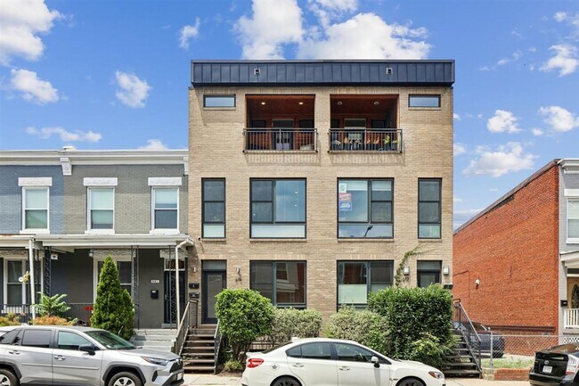 Building Photo - Gorgeous Upper Level 2BR/2.5BTH Condo with Rooftop Deck and Reserved Parking!
