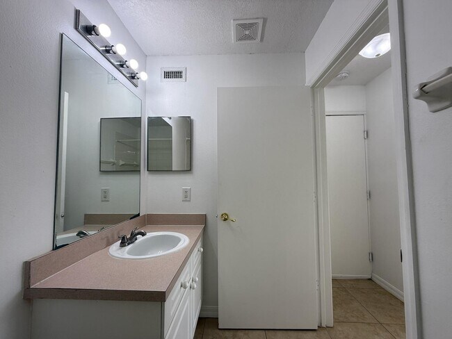 Building Photo - 316 Mango Dr