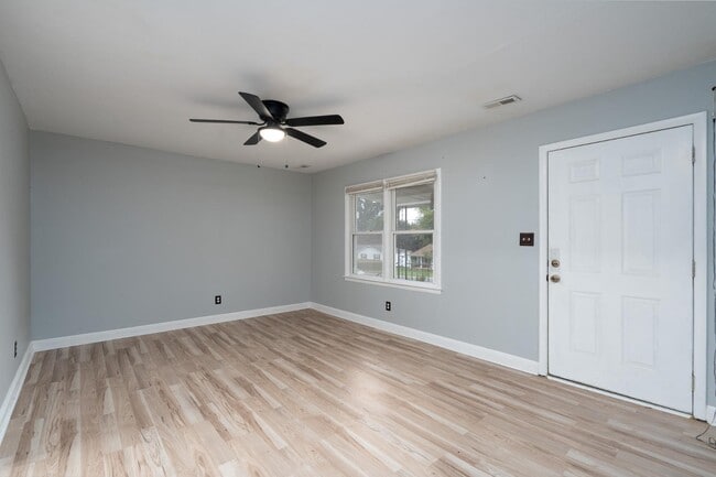 Building Photo - 113 Crestview Dr