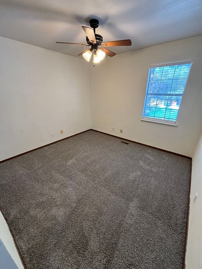 Building Photo - 822-824 N. Daisy Ln