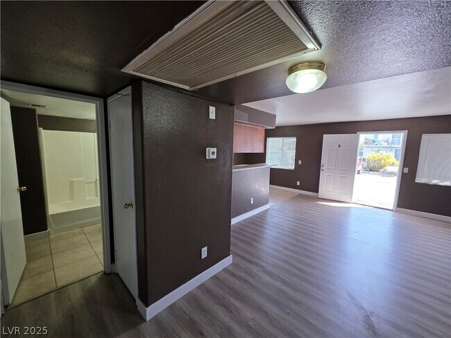 Building Photo - 5165 E Glendale Ave