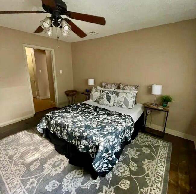 Building Photo - 2406 Strait Ln