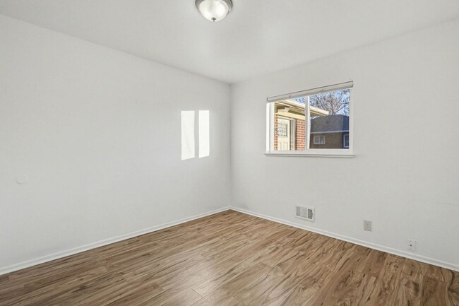 Building Photo - Conveniently Located 2BR with Large Yard